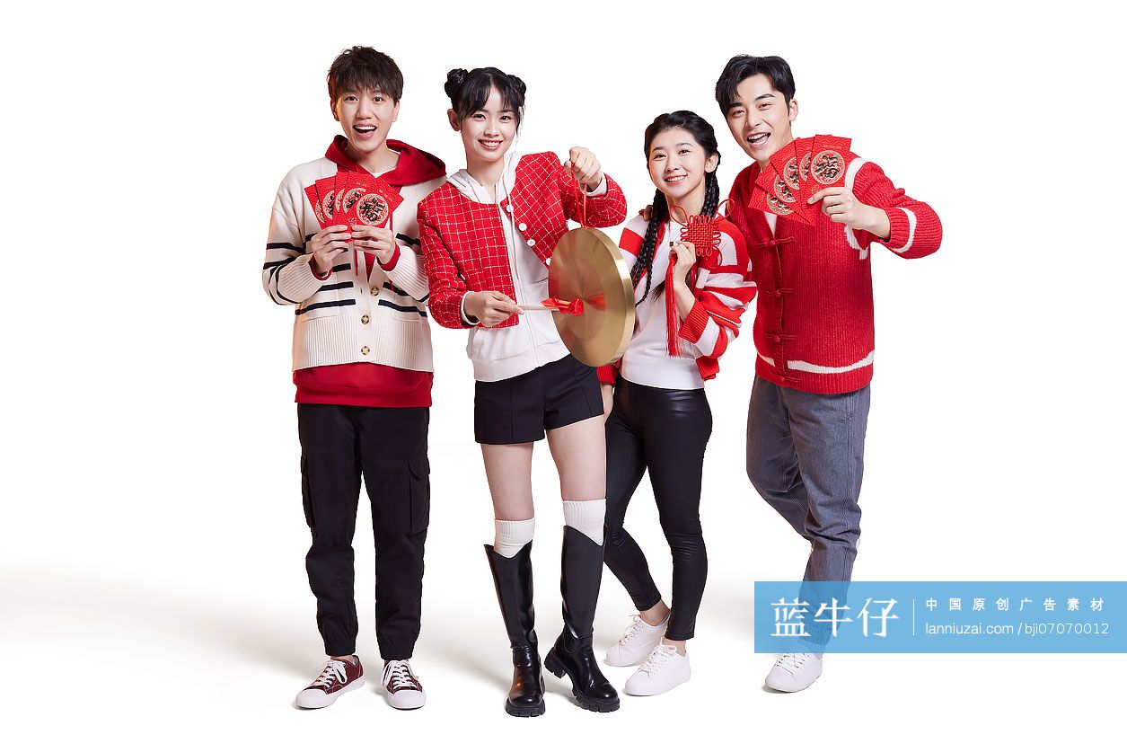 快乐的年轻人展示新年红包