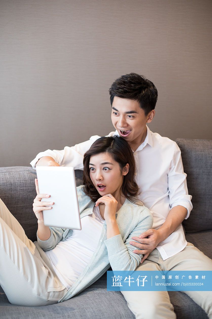 年轻夫妇在家使用平板电脑-蓝牛仔影像-中国原创广告影像素材