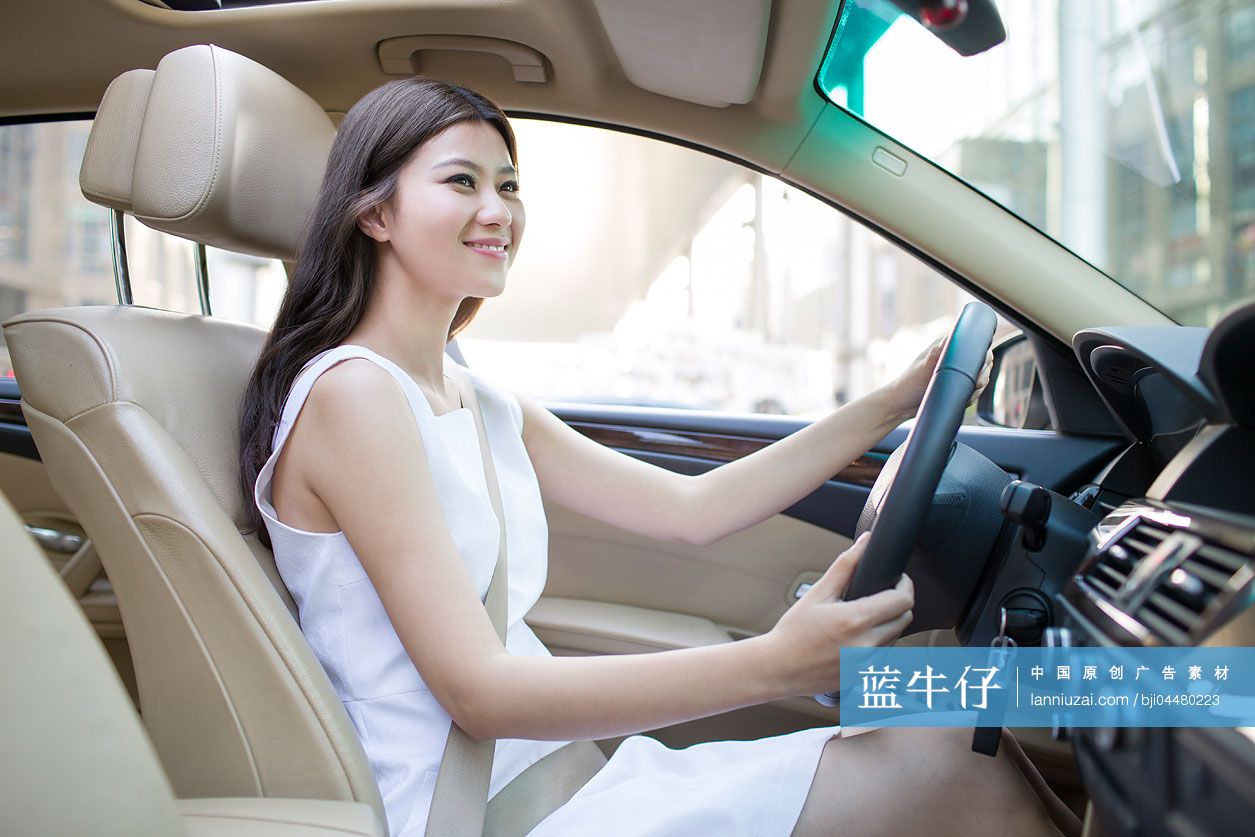年轻女子驾车