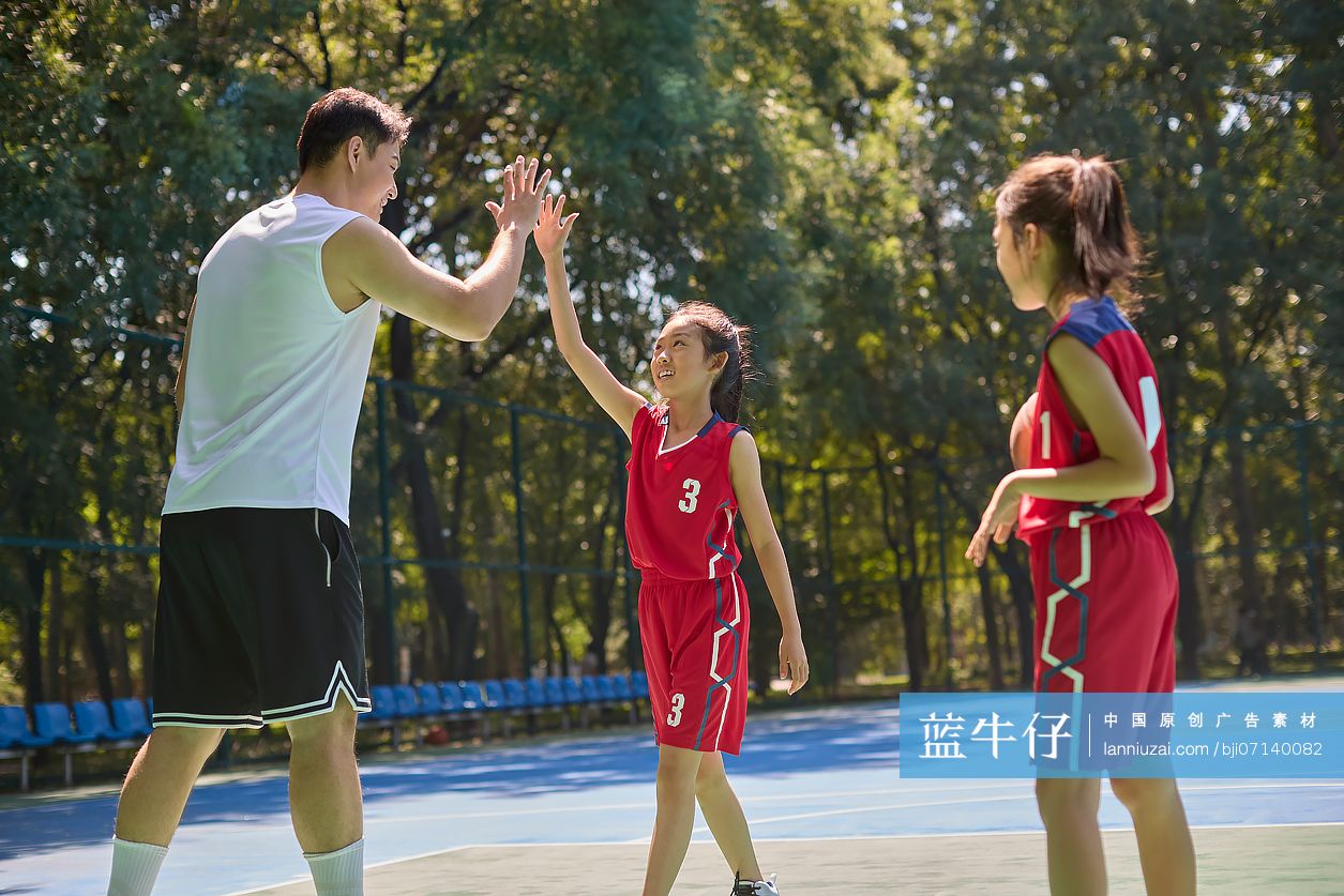 篮球教练和孩子们上篮球课