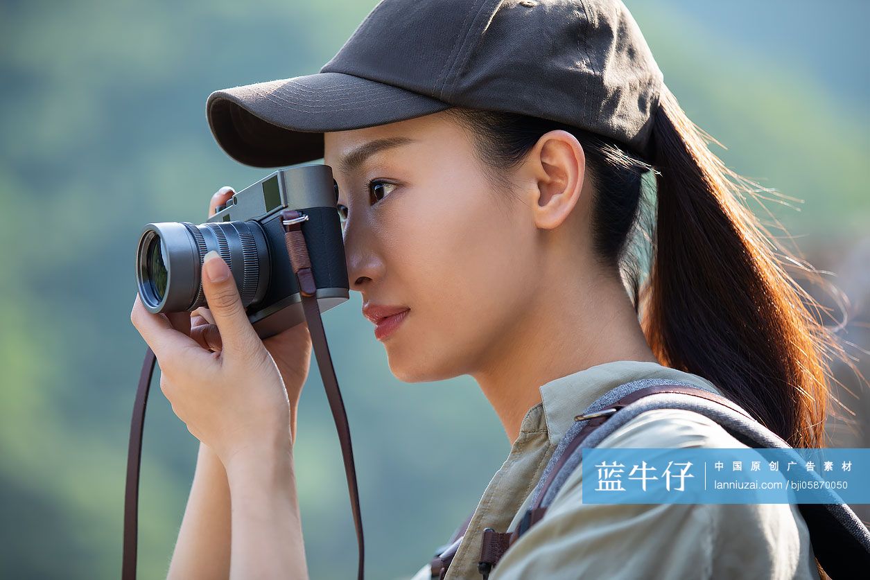 摄影师在户外拍照片