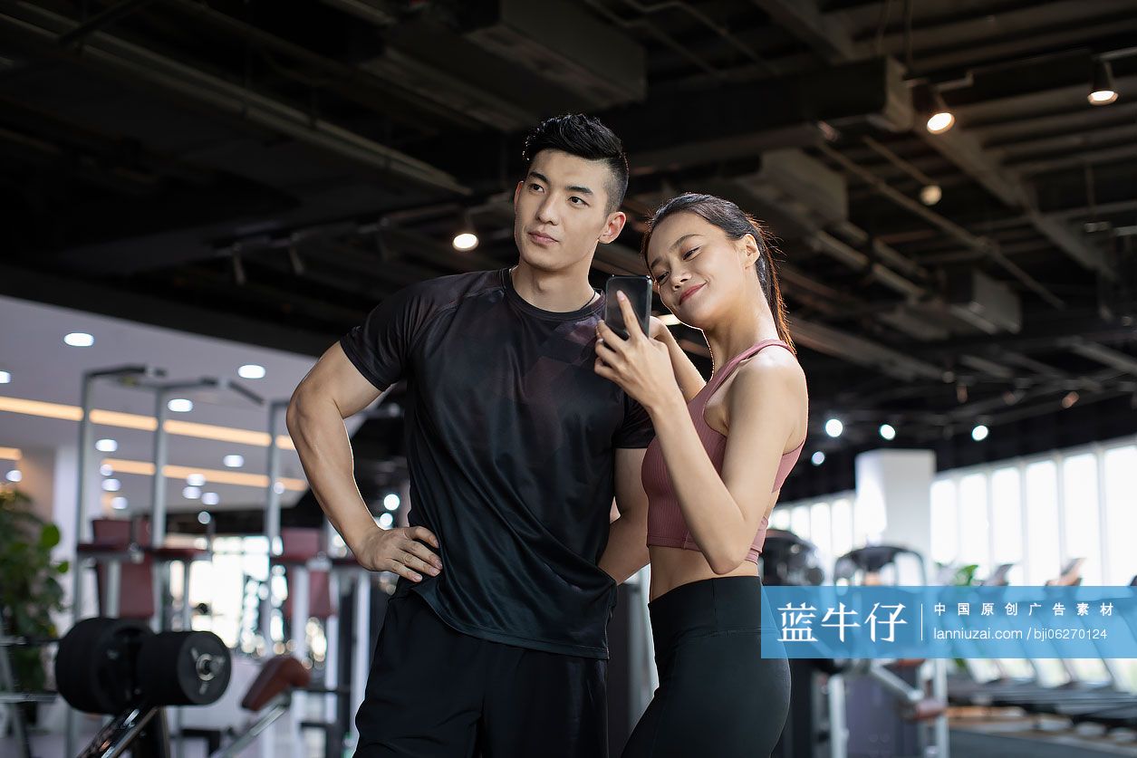 年轻情侣在健身房自拍