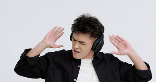 Fashionable young Chinese man listening to music,4K