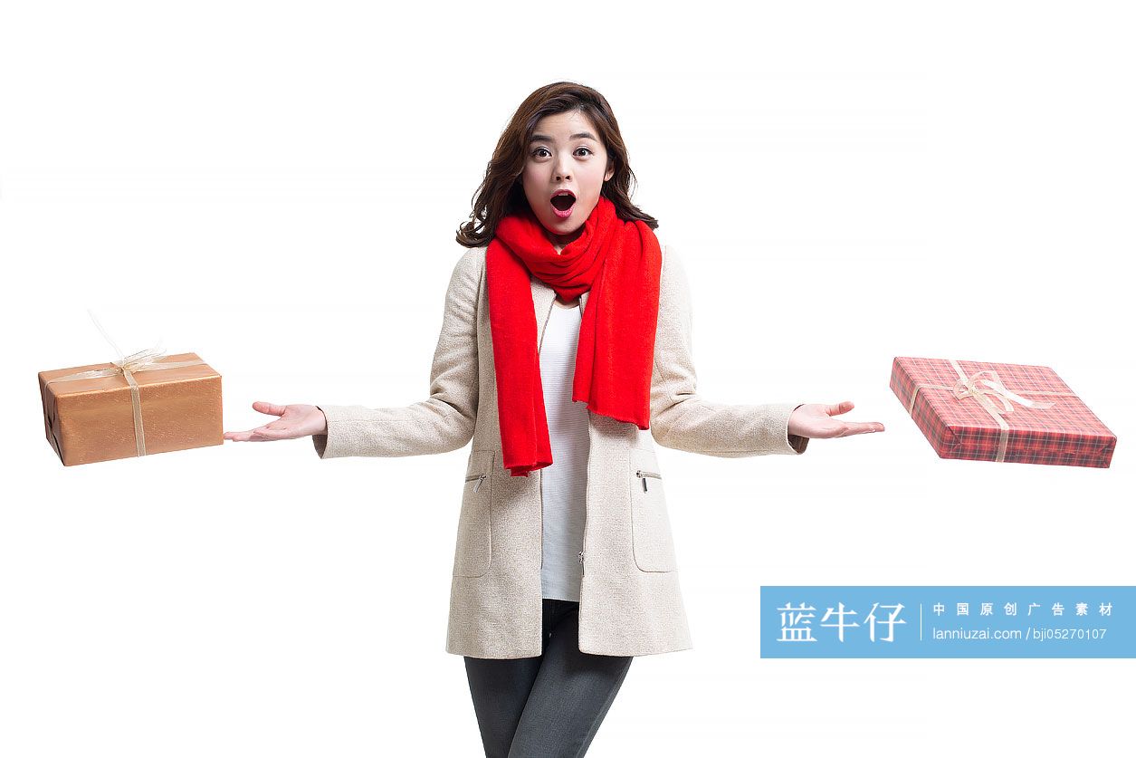 快乐的年轻女士收到礼物