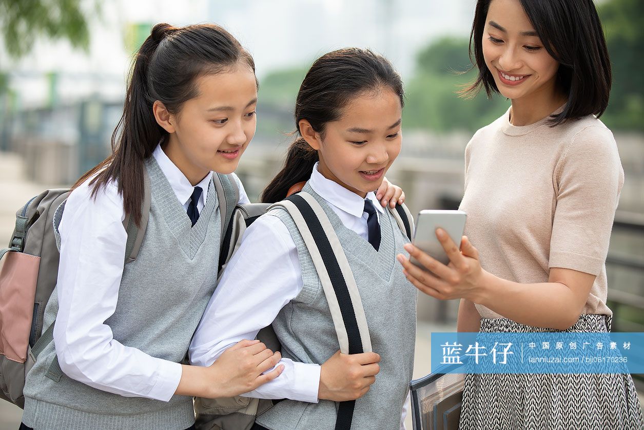 师生在校园里使用手机