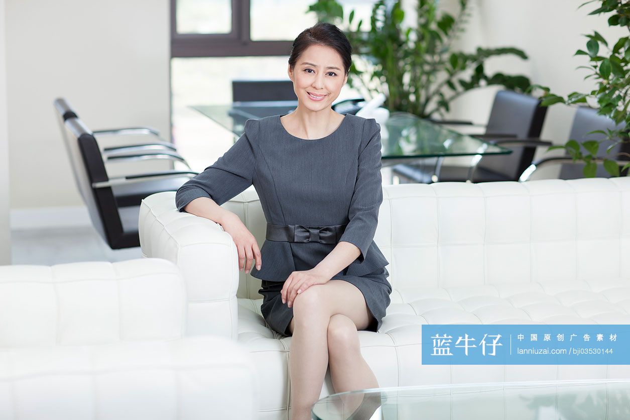 职场女性坐在沙发上