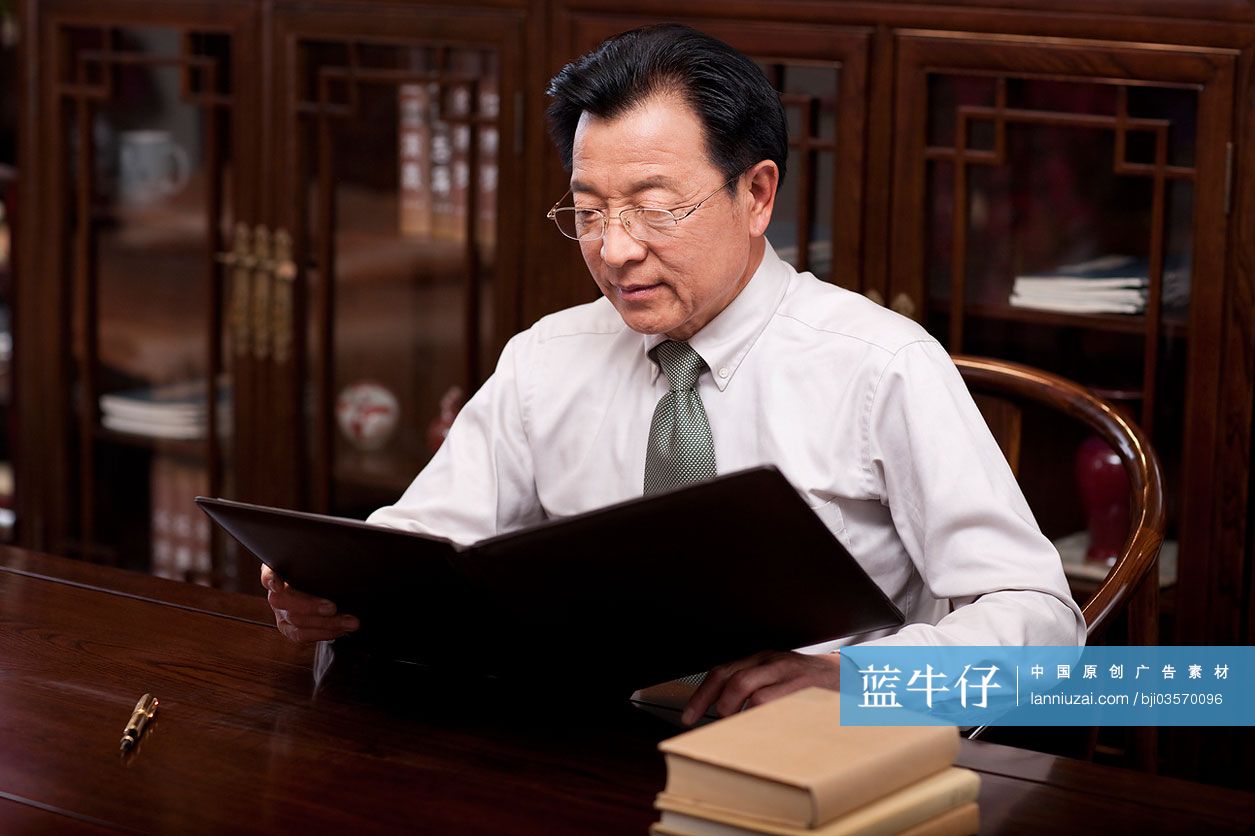 商务男士审阅文件