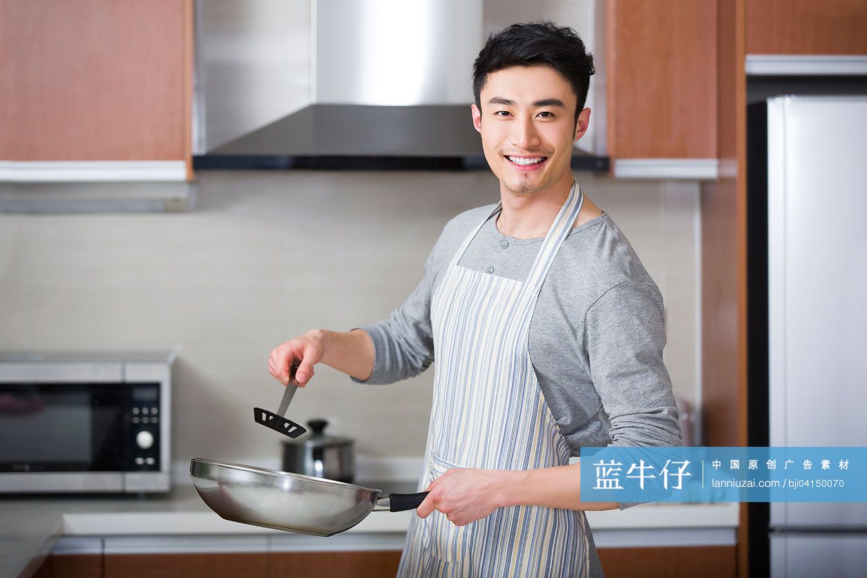 年轻男子做饭