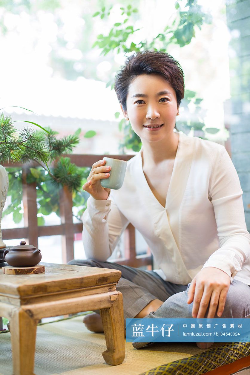 中年女子在茶馆喝茶