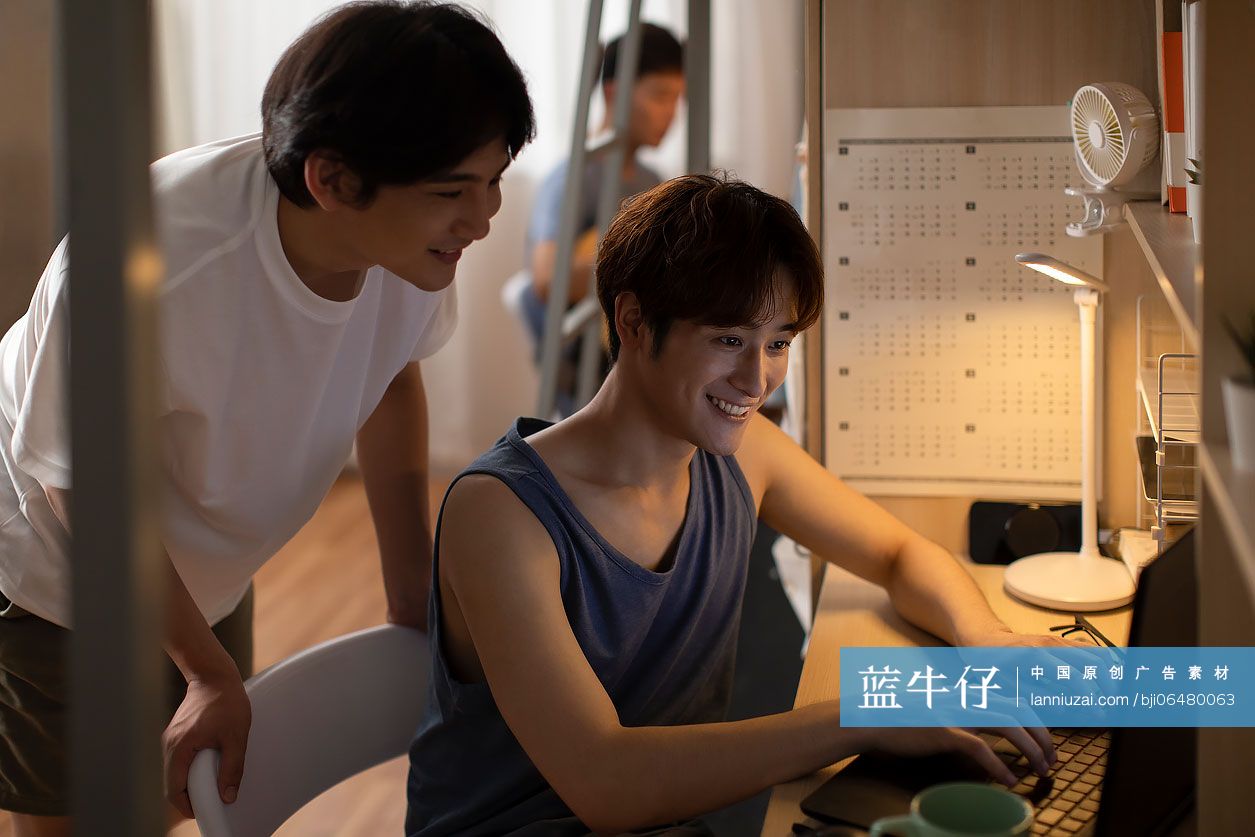 年轻大学生在宿舍使用笔记本电脑-蓝牛仔影像-中国原创广告影像素材