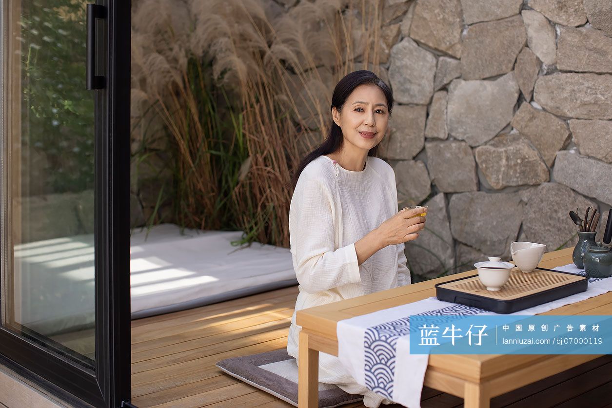 老年女子在茶室里品茶-蓝牛仔影像-中国原创广告影像素材