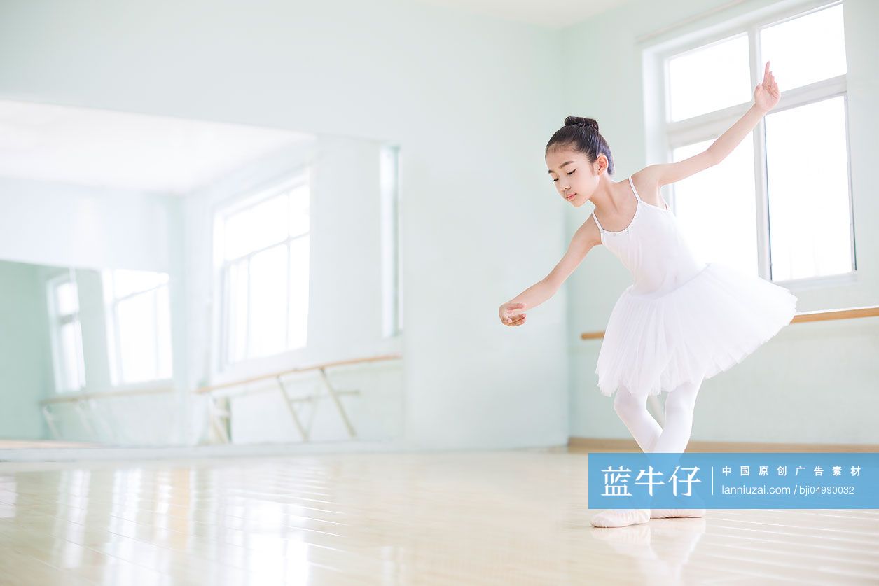 跳芭蕾的小女孩