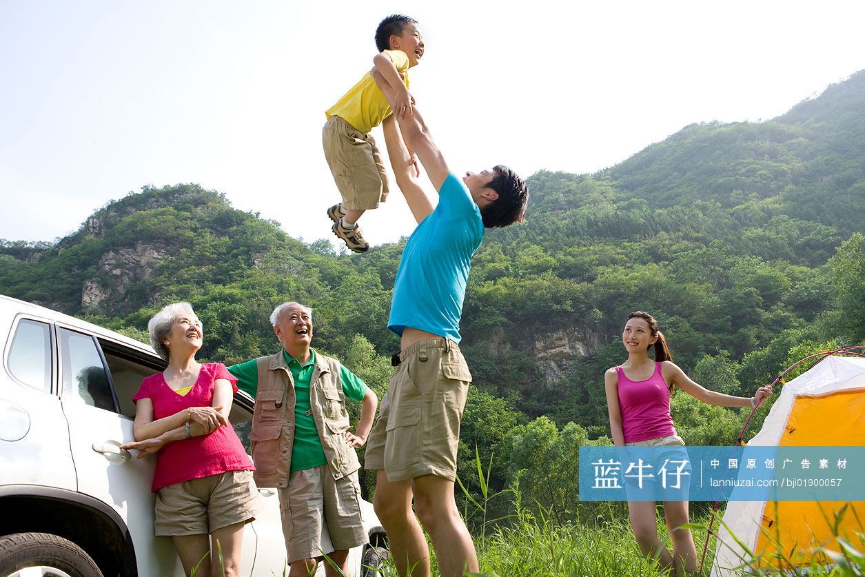 一家五口驱车野外郊游