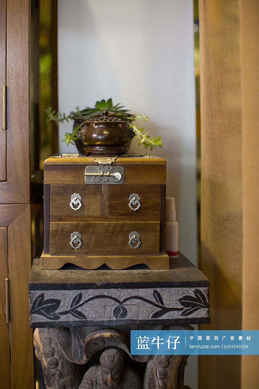 中国传统百宝箱和香炉