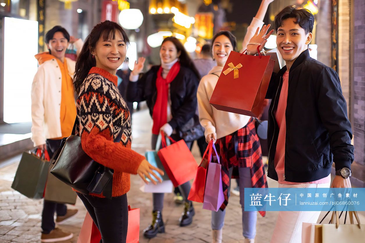 快乐的年轻人新年购物