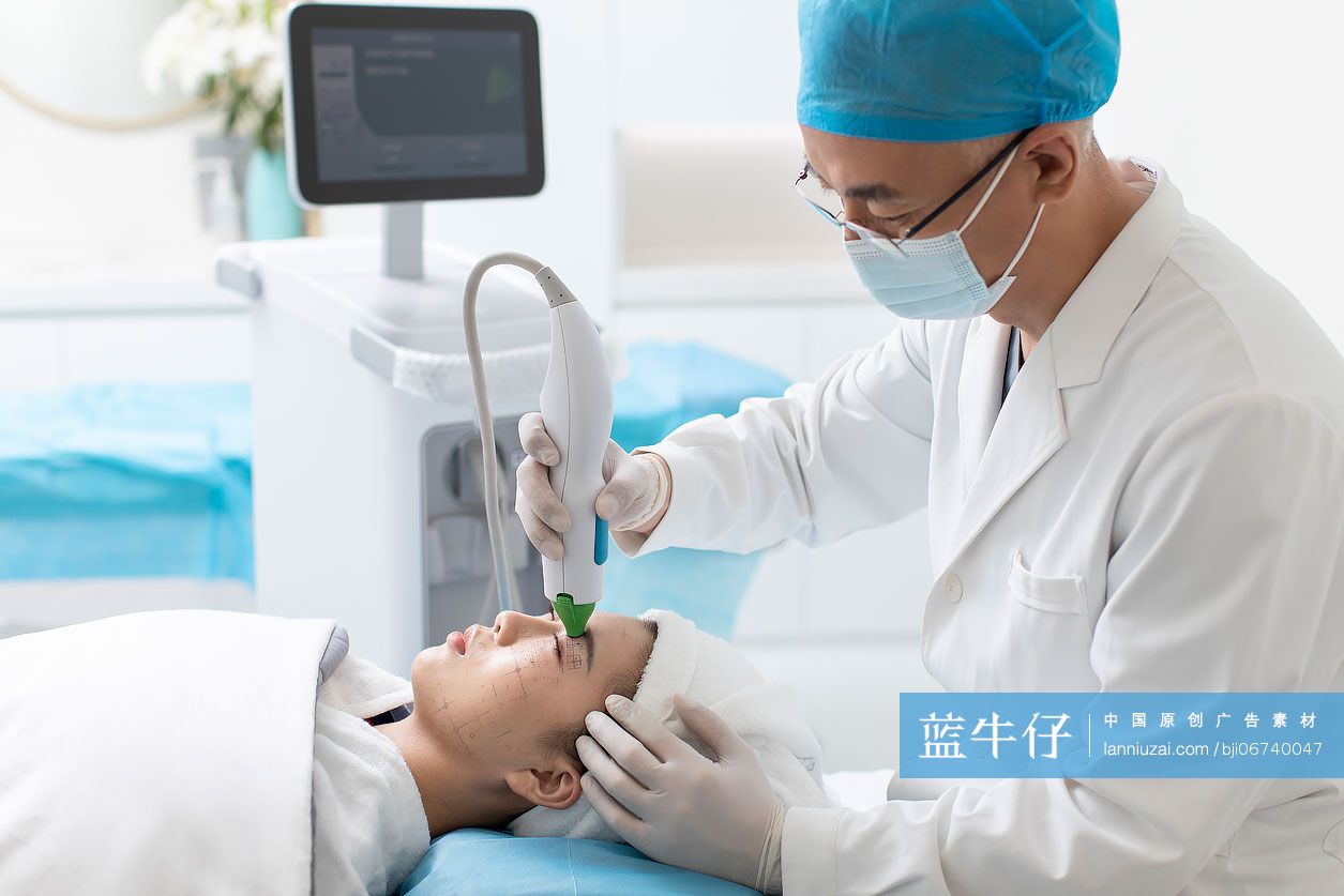 年轻女士做医美项目美容