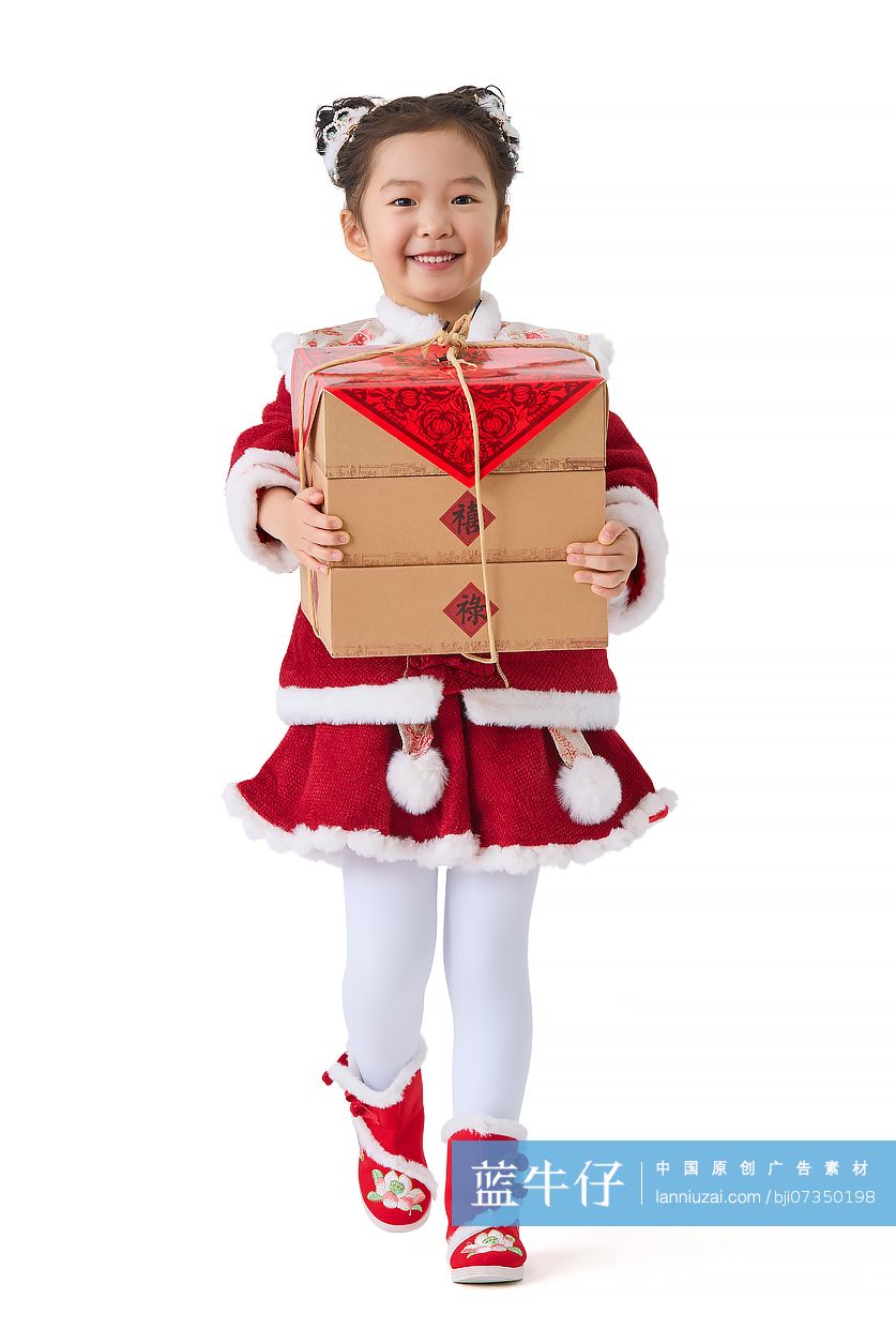 穿着传统服饰的小女孩庆祝新年