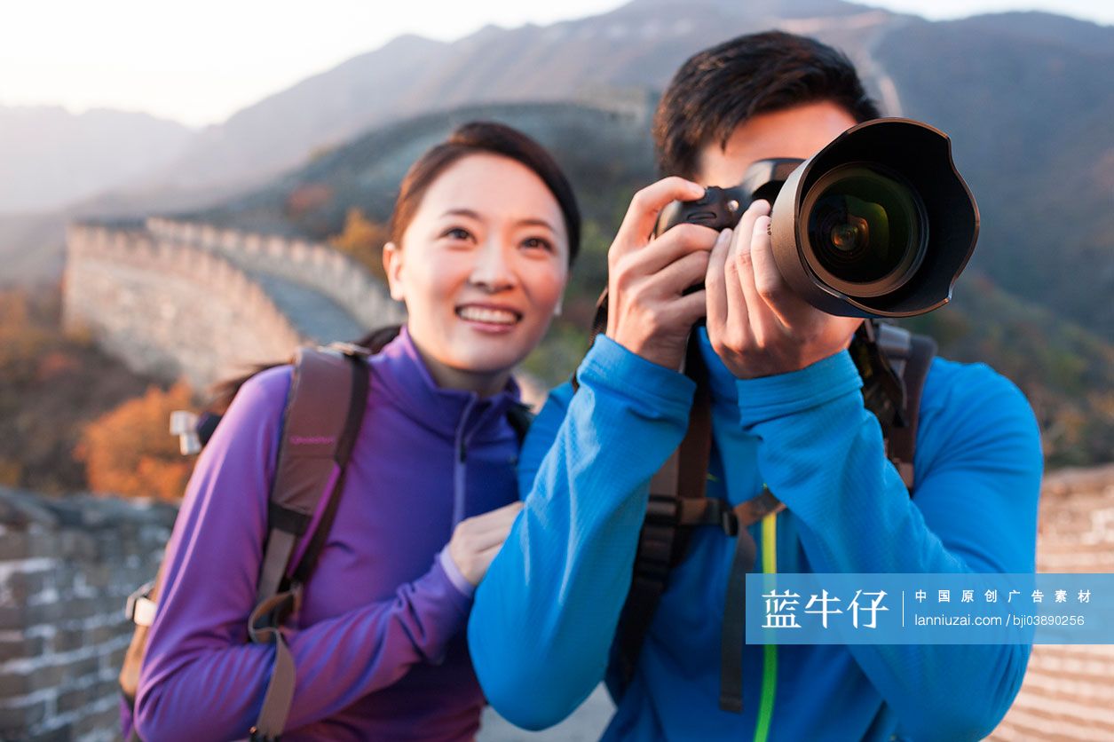 年轻情侣在长城拍照