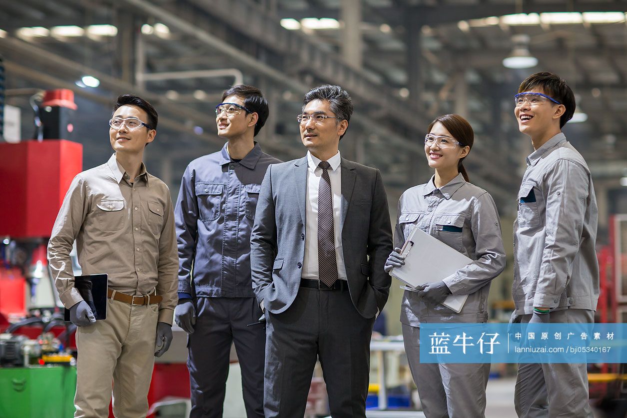 自信的商务男士和工程师团队