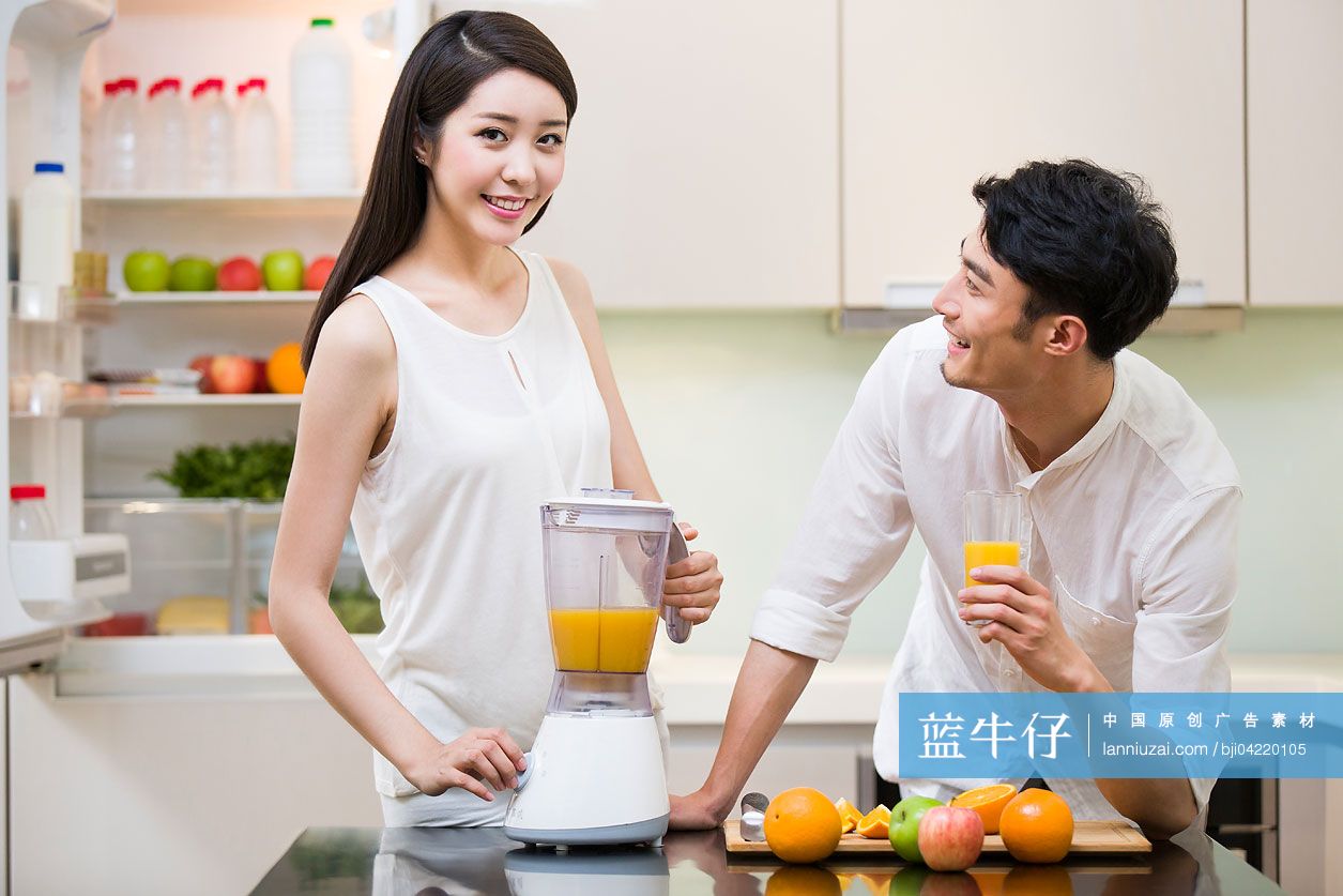 年轻女士为丈夫榨橙汁