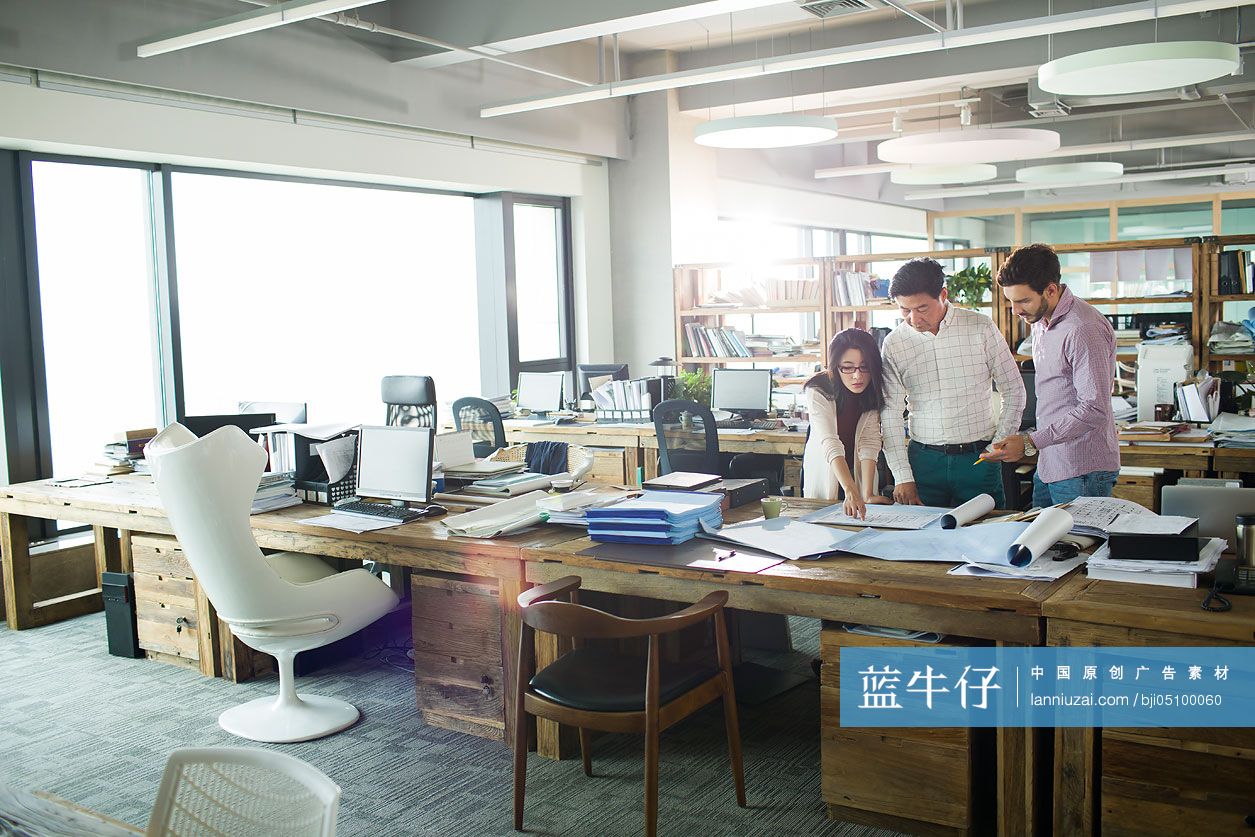 建筑设计团队在办公室讨论工作-蓝牛仔影像-中国原创广告影像素材
