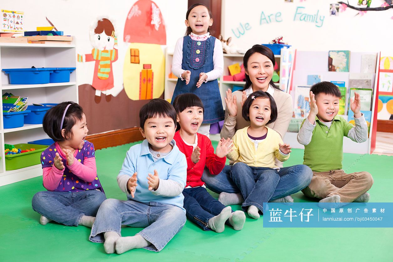 幼儿园老师和小朋友们拍手唱歌
