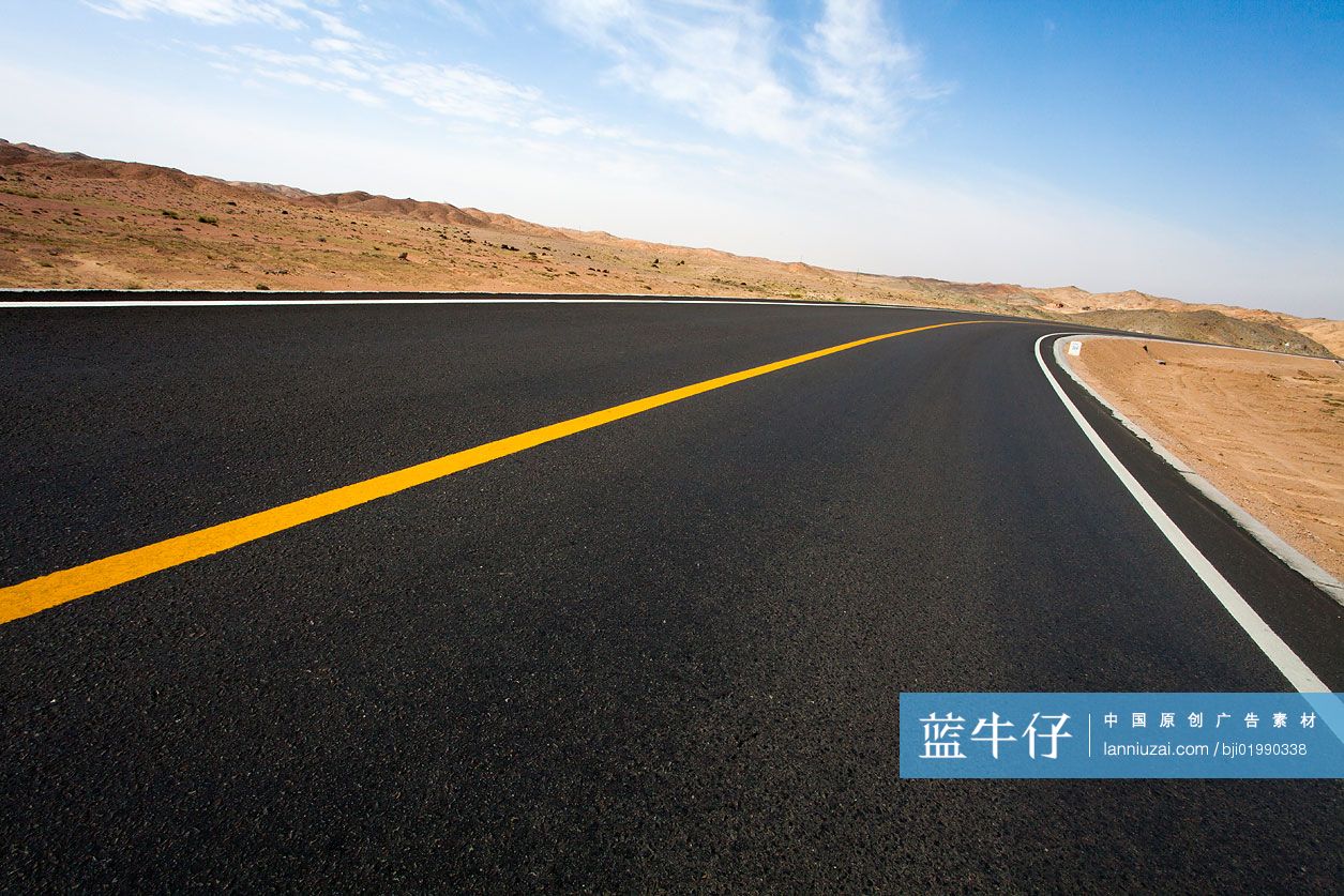 穿过荒野的公路