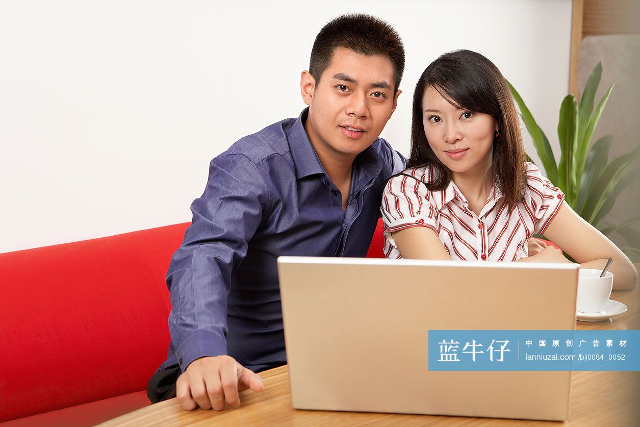 情侣使用笔记本电脑-蓝牛仔影像-中国原创广告影像素材