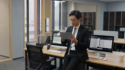 年轻商务男子在办公室使用平板电脑