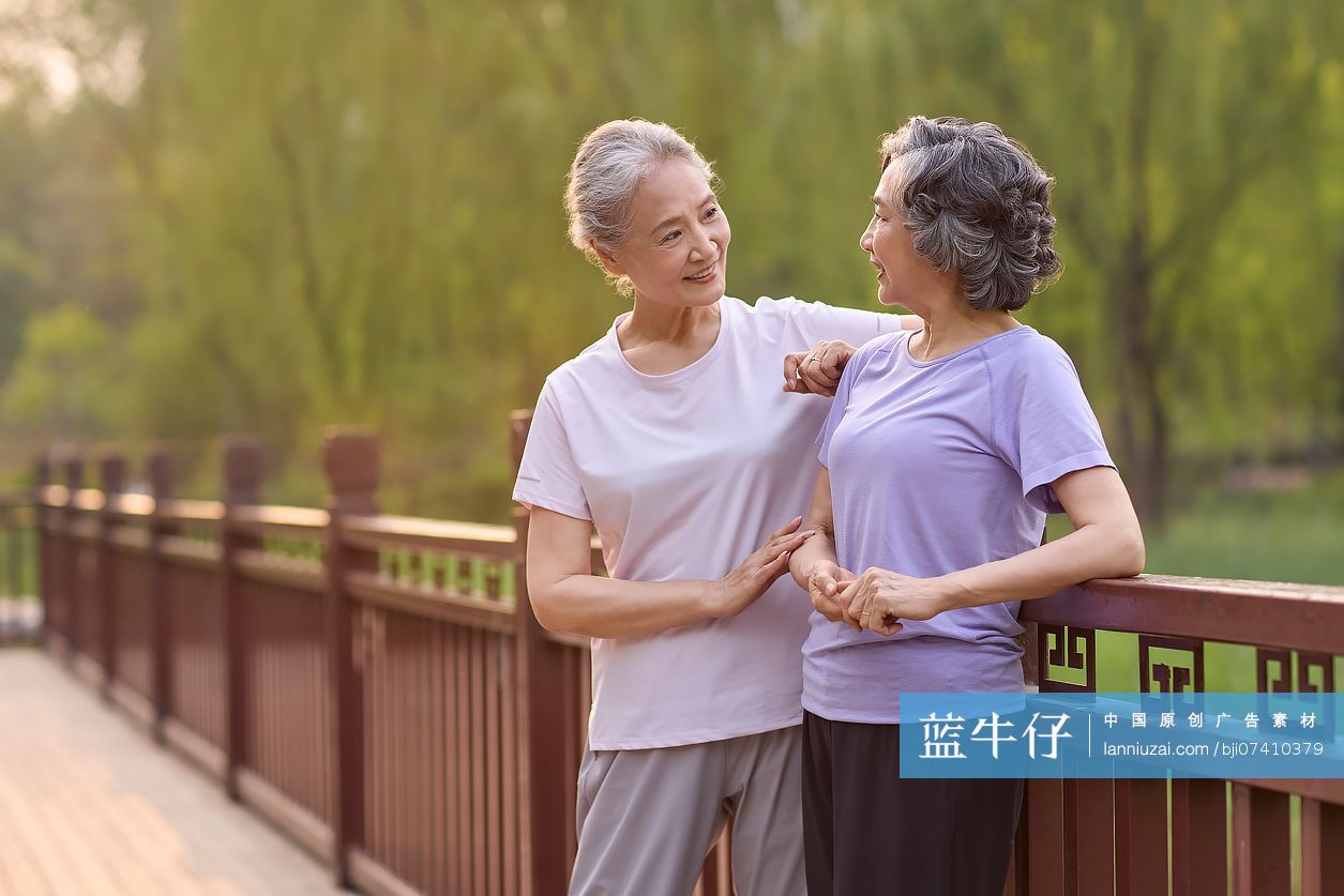 老年朋友在公园聊天