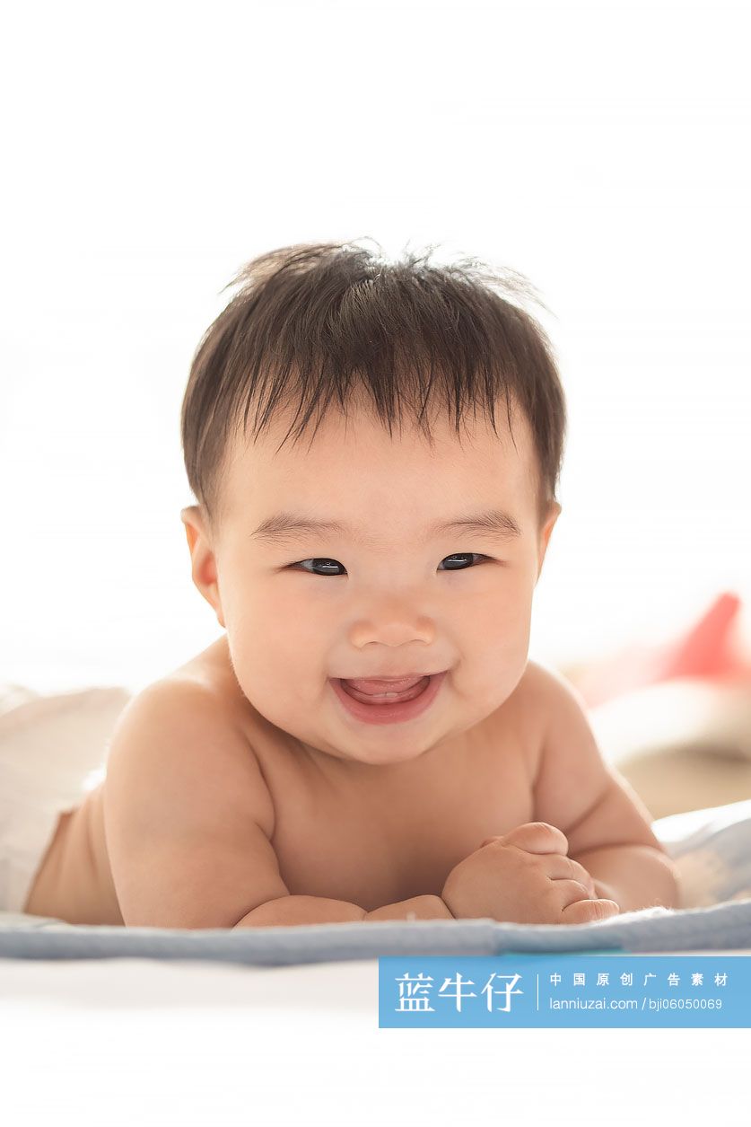 可爱的小婴儿趴在床上