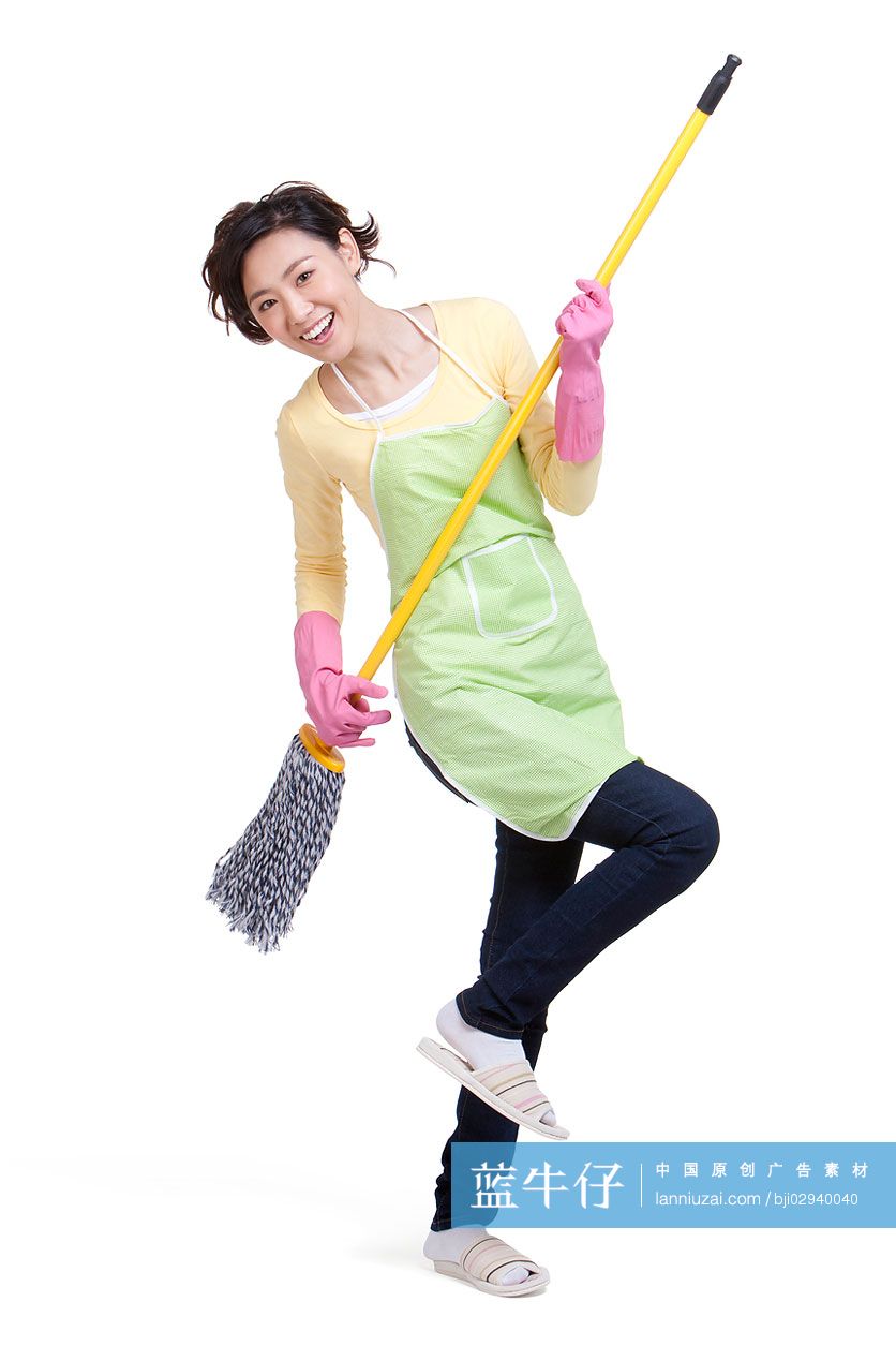 居家青年女性和拖把