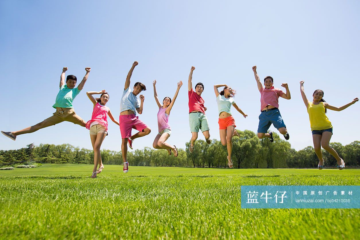 兴奋的年轻男女跳跃