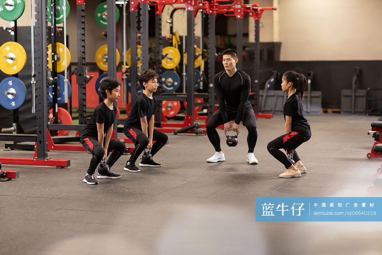 儿童在教练的指导下进行体能训练