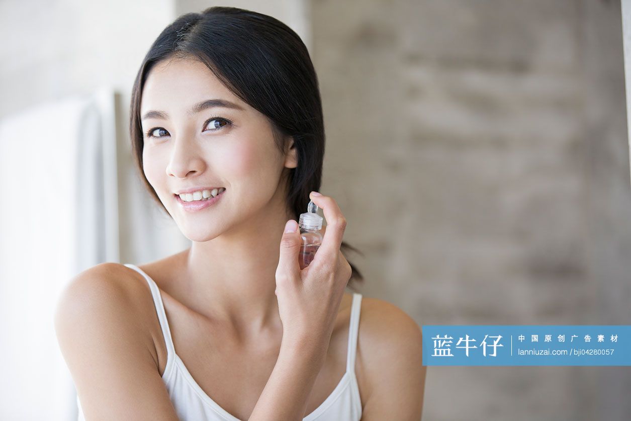 年轻美女喷香水