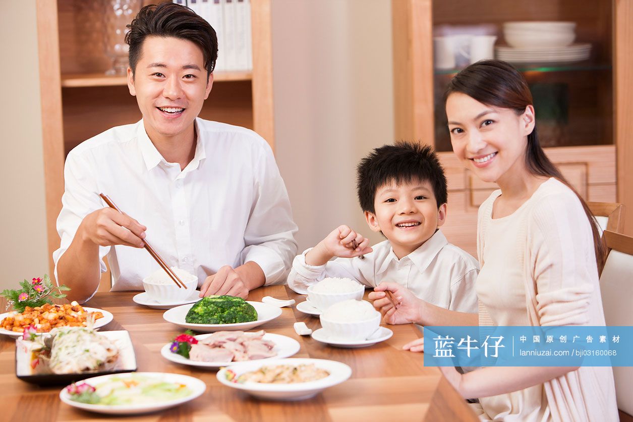 小男孩和父母一起吃饭
