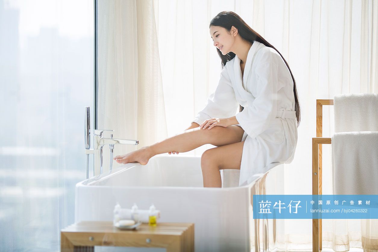 穿着浴袍的年轻女子