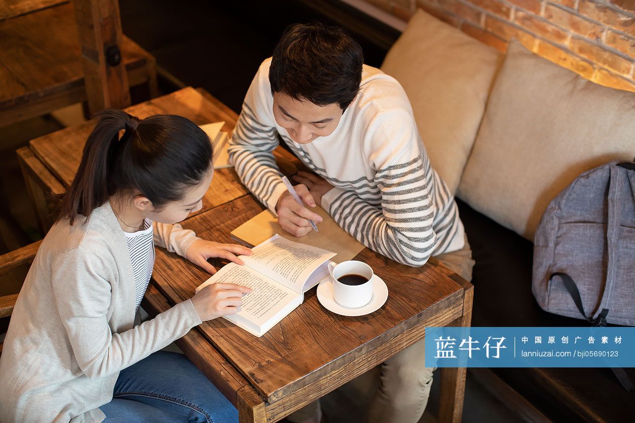 年轻大学生在咖啡店学习