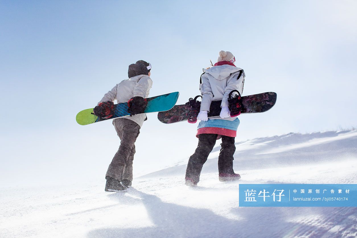 年轻情侣在雪地上行走