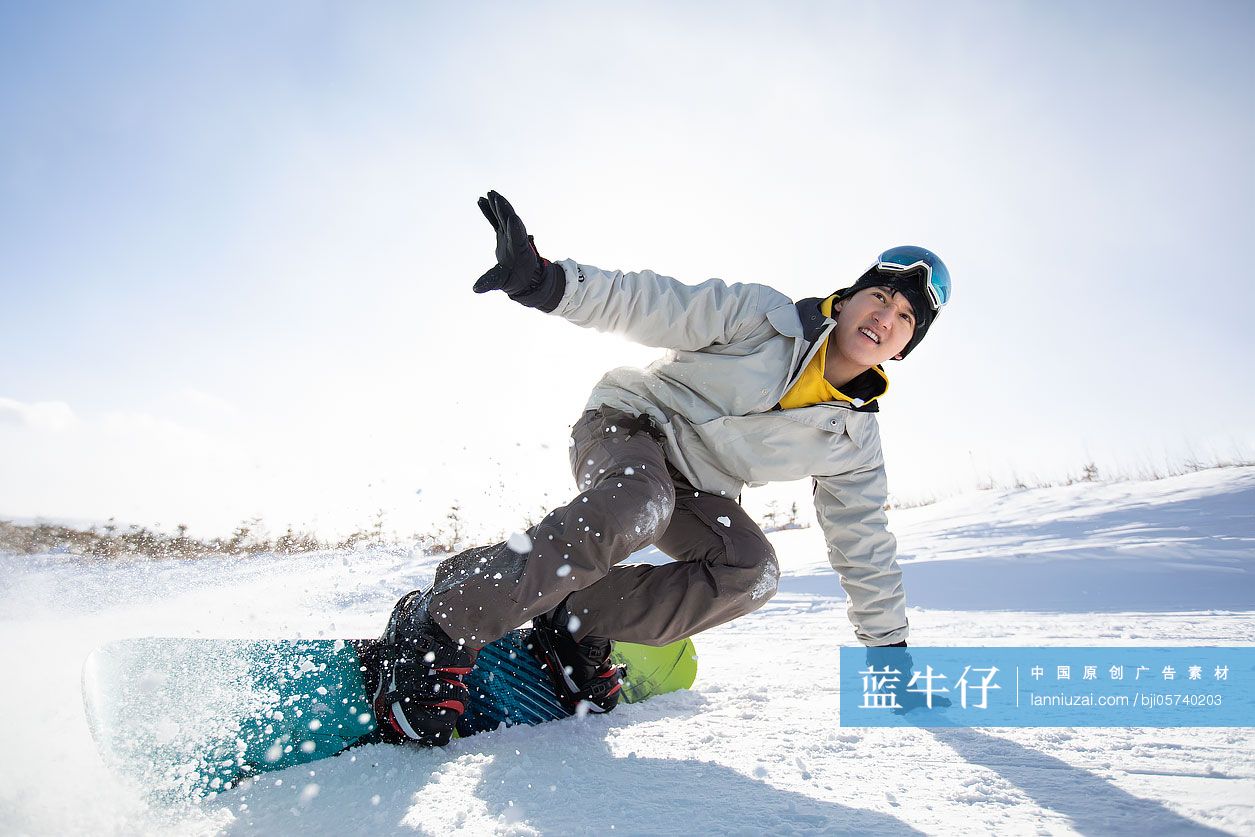 快乐的年轻男士在滑雪场滑雪