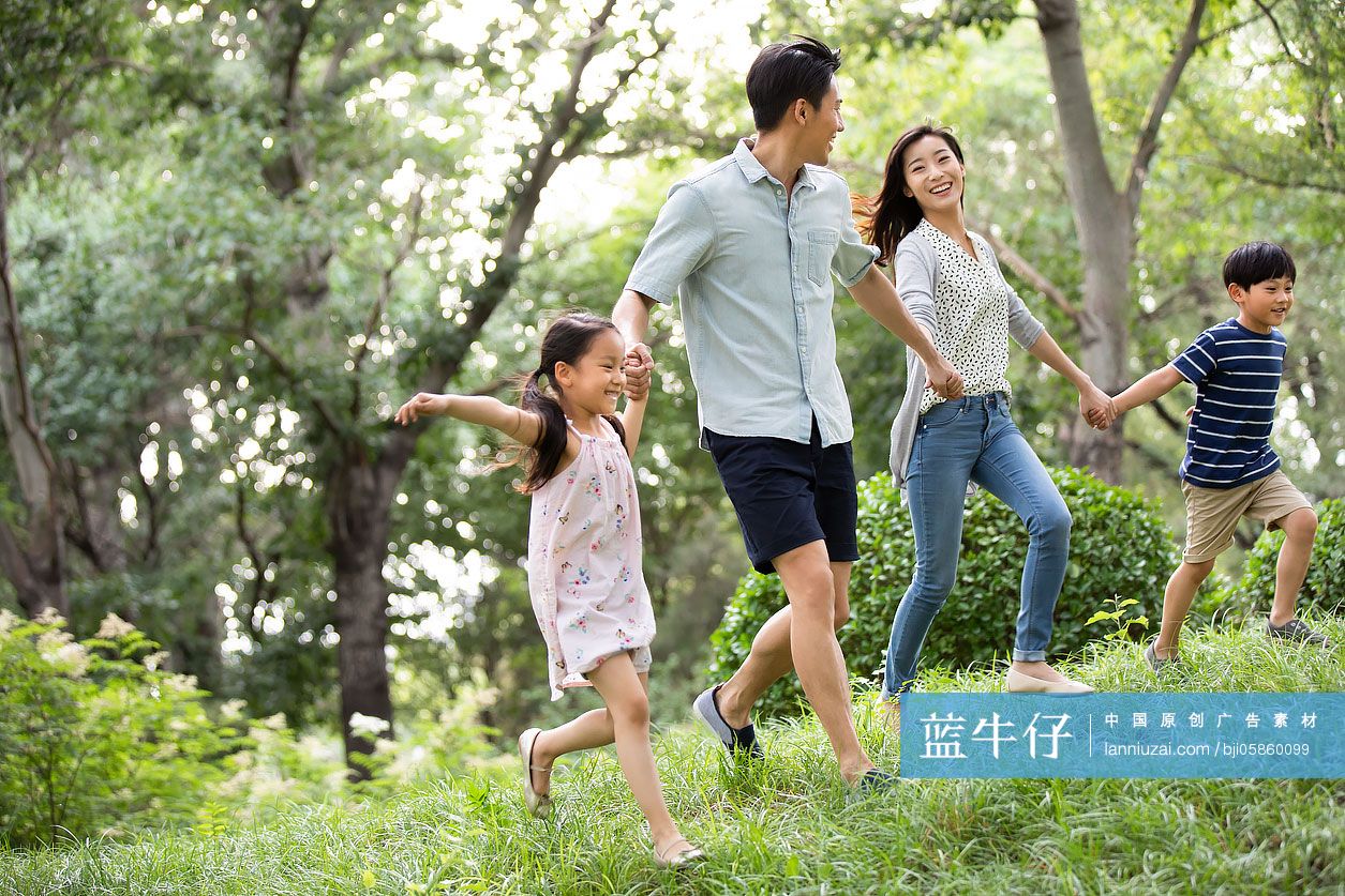 快乐年轻家庭在草地上玩耍