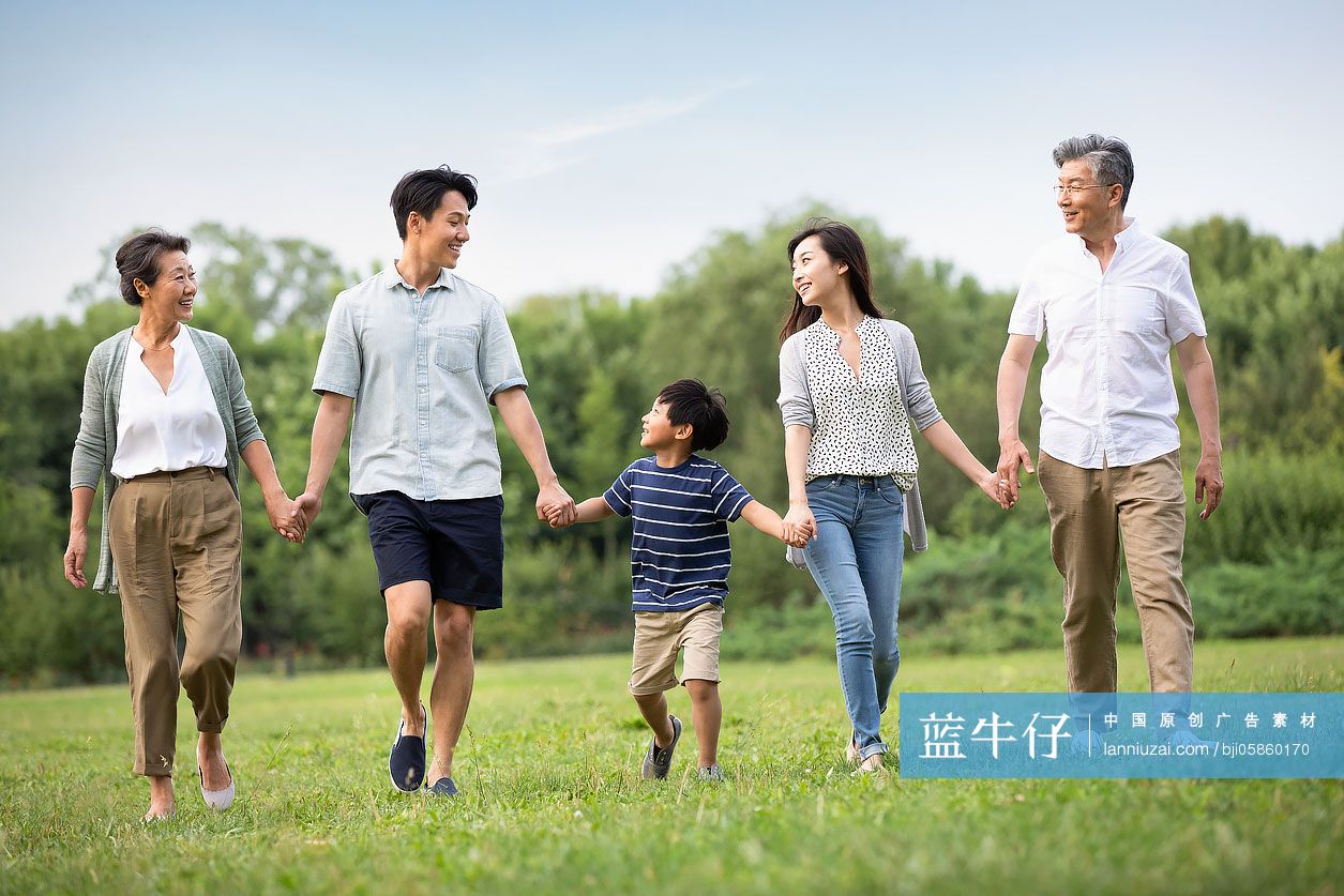 快乐家庭在草地上散步