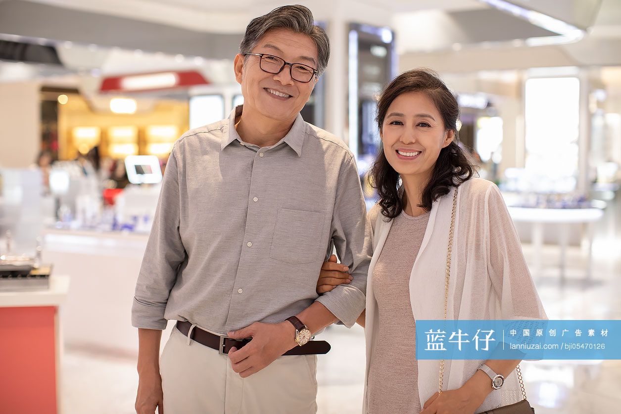 中老年夫妇逛商场