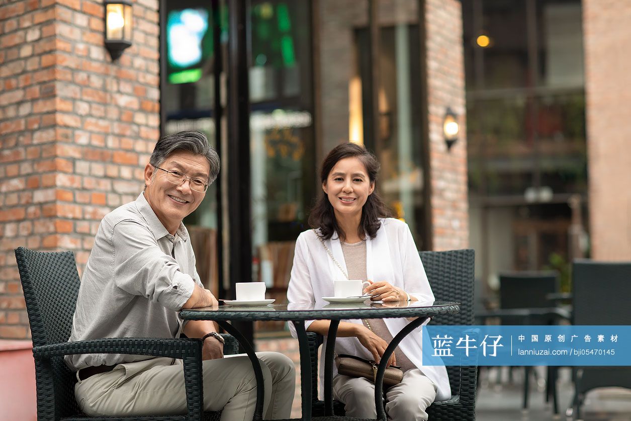 中老年夫妇在咖啡店喝咖啡