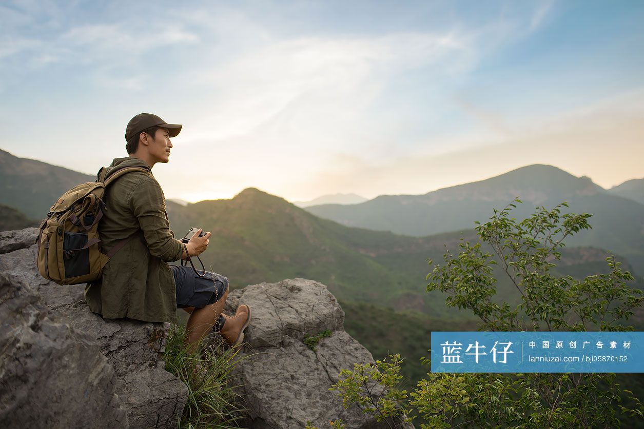 摄影师在户外拍照