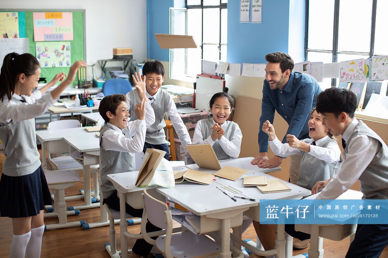 学生和老师在教室庆祝