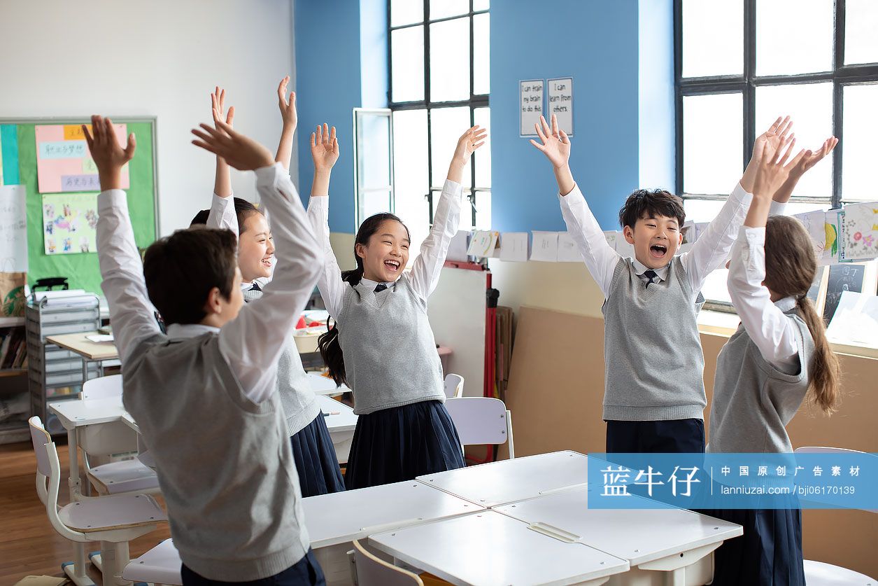 同学们在教室欢呼