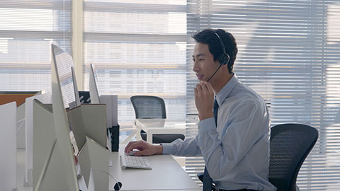 Young Chinese businessman working in office,4K