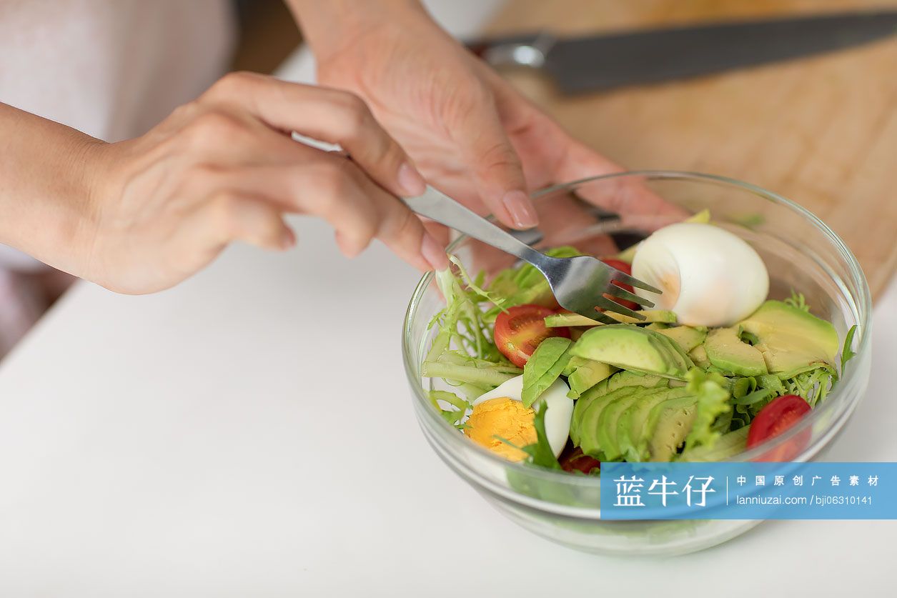 年轻女士在厨房做沙拉