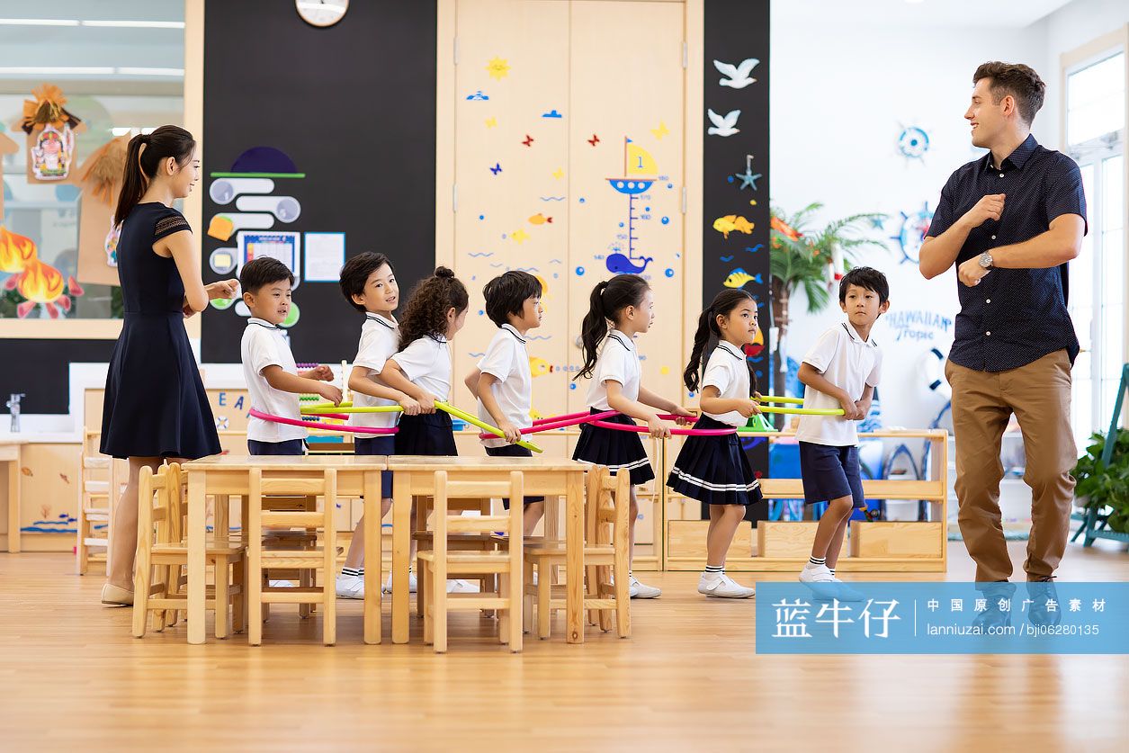 幼儿园老师和孩子一起做游戏